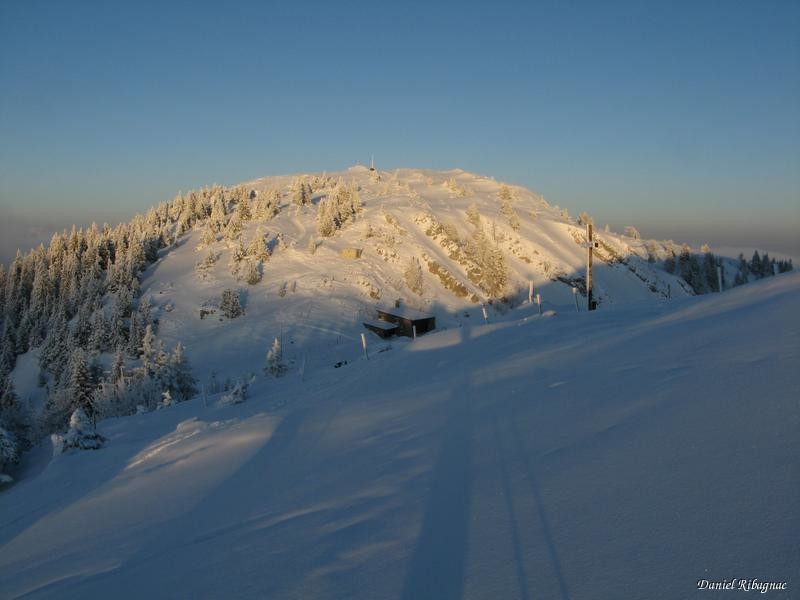 Vue sur la Pointe de Poëlle Chaud et la cabane du ski-club de Nyon