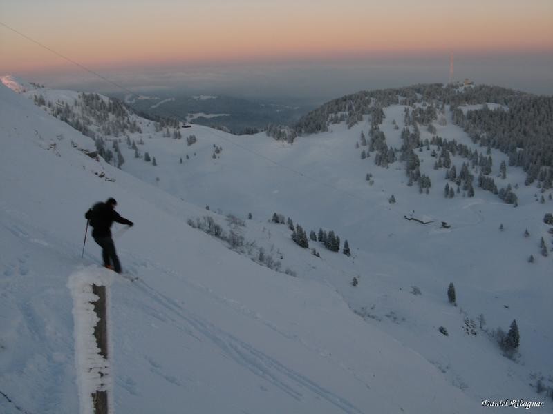 Christian dans la descente sous La Dôle et son manque de neige contrairement aux cailloux