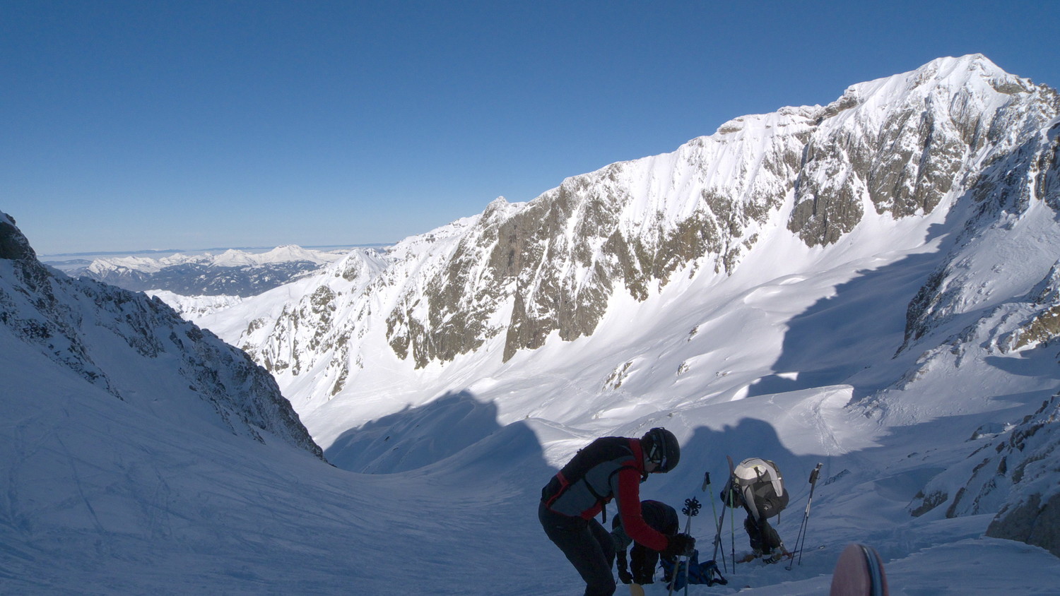 Du col, on voit le couloir en oblique qui mène à la pte A. Favre.