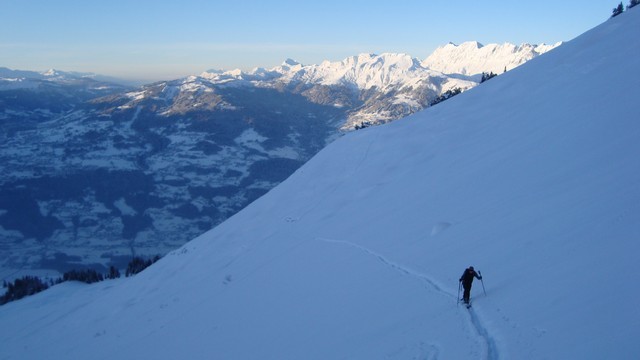 Les Aravis en fond