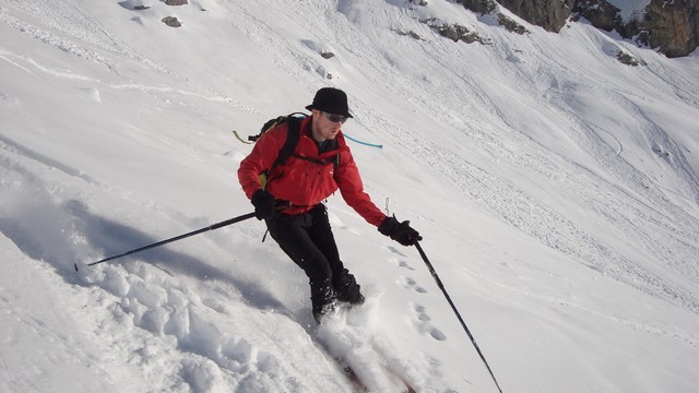 Une neige dégeulasse dans le raide puis super poudre dans la combe