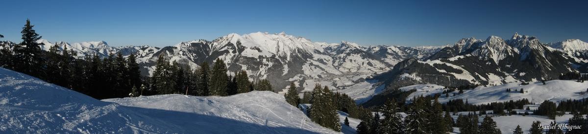Depuis les Monts Chevreuils, vue vers Château d'Oex et les Vanils au centre