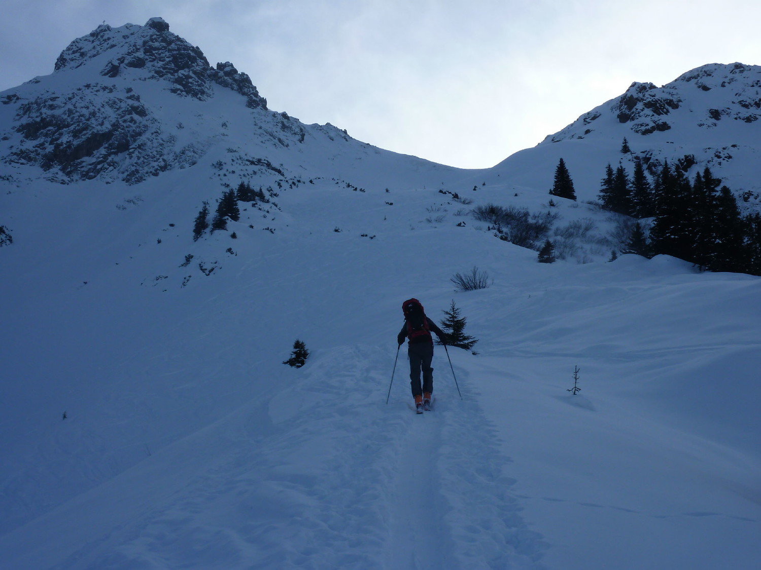 Salendo alla Tschaggunser Mittagspitz,i pendii a monte di Alpilaalpe;sullo sfondo la vetta