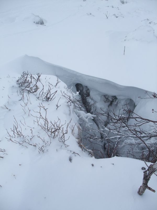 un trou de 3m avec un pont de neige en formation = un piège à Yéti