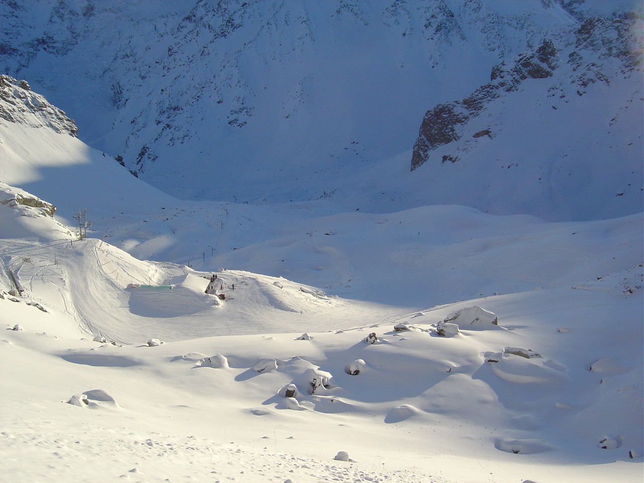 Dans la montée du versant S de la Roussette, vue de la piste de Fontanesse 3