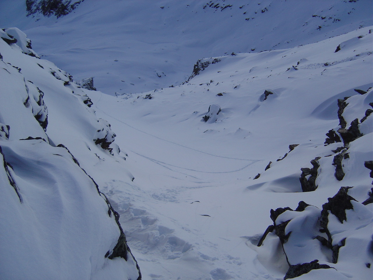 Au haut du versant S, vue plongeante sur mes traces de montée