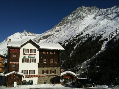 L'Hôtel du Glacier d'Arolla devant la Pointe des Genevois, la Dent de Perroc et la Petite Veisivi. L'Hôtel du Glacier d'Arolla devant la Pointe des Genevois, la Dent de Perroc et la Petite Veisivi.