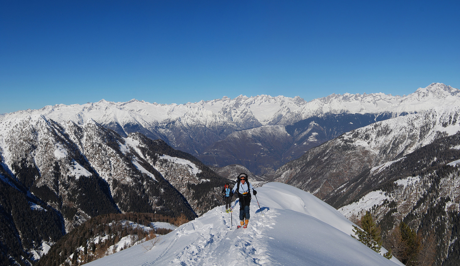 Arrivo in cima al Doss Tacher 2093 m, con le cime della Val Masino di sfondo.