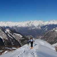 Arrivo in cima al Doss Tacher 2093 m, con le cime della Val Masino di sfondo.