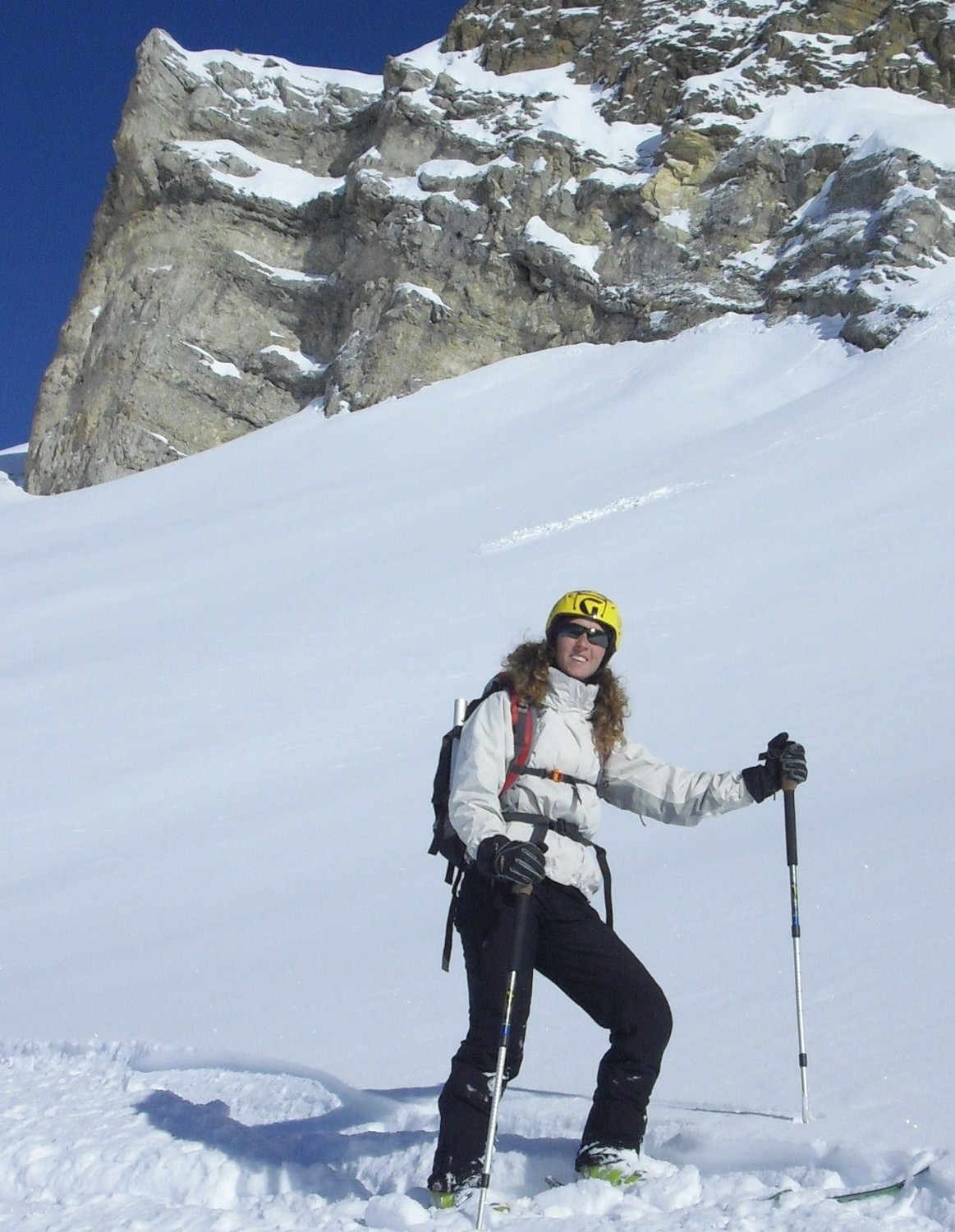 LA MARI DI FRONTE ALLE ROCCE QUASI DOLOMITI