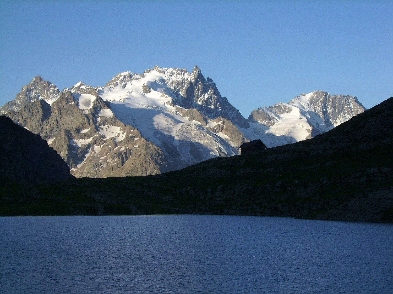 La Meije depuis les rives du Lac du Goléon