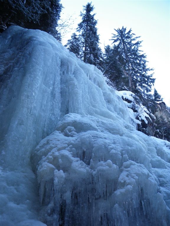 Le dernier ressaut, on peut chercher la difficulté, passer au plus facile, ou carrément contourner par la neige à gauche