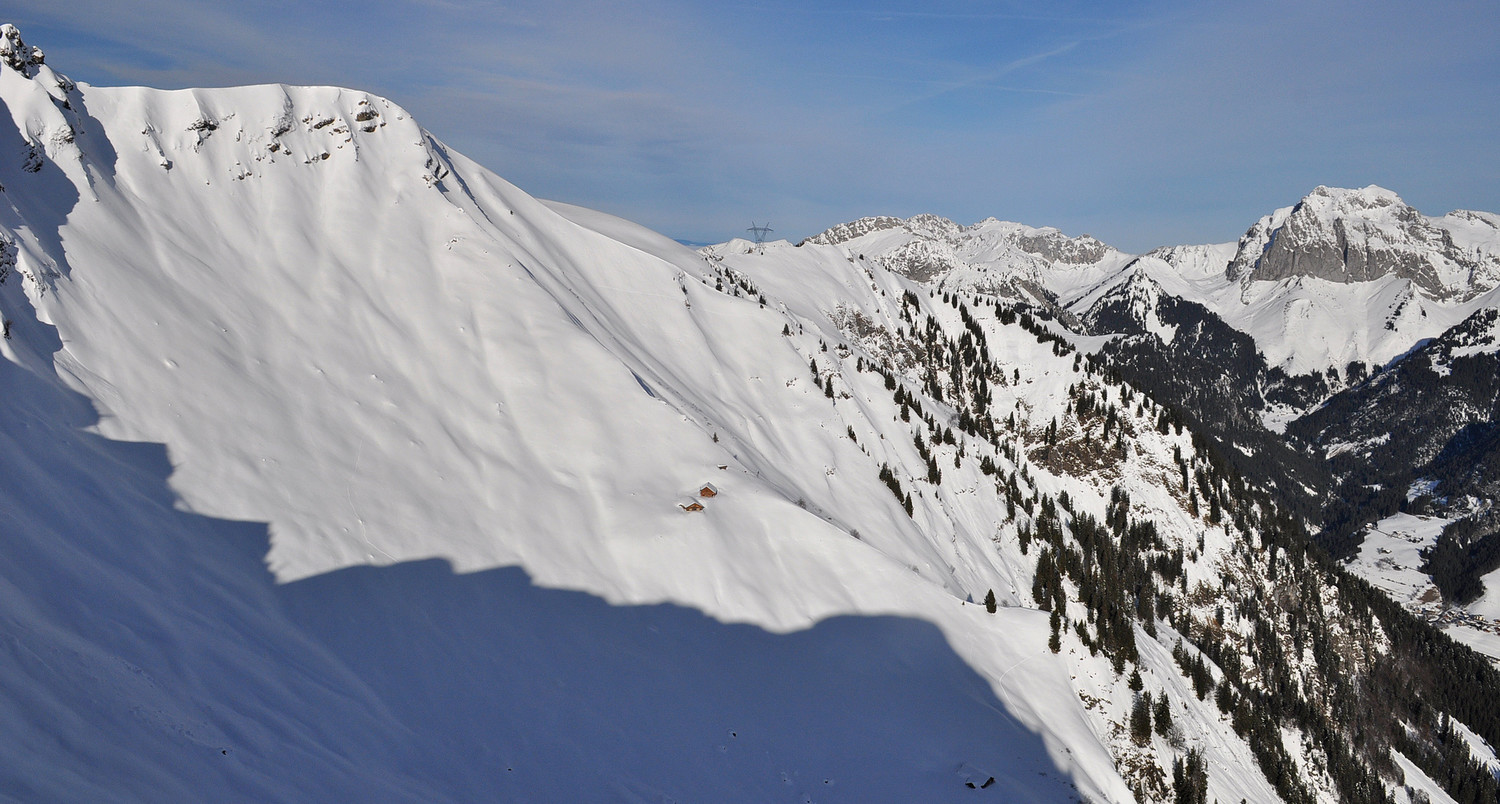 Vallon chalets et Pointe de Trébentaz (couloir = petite ombre à G) depuis les Mattes : suite du menu !