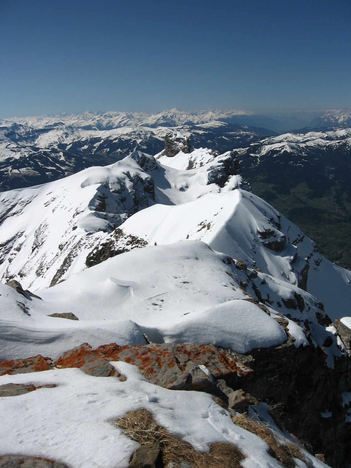 Depuis le sommet, l'arête vers les Aiguilles de Varan