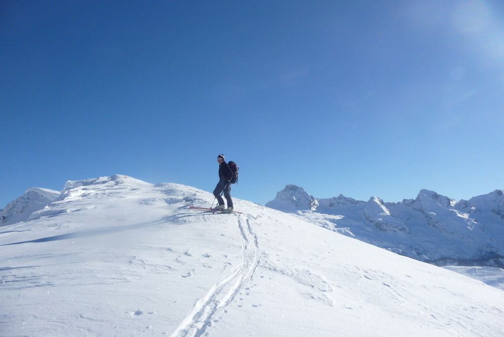 juste devant le sommet
