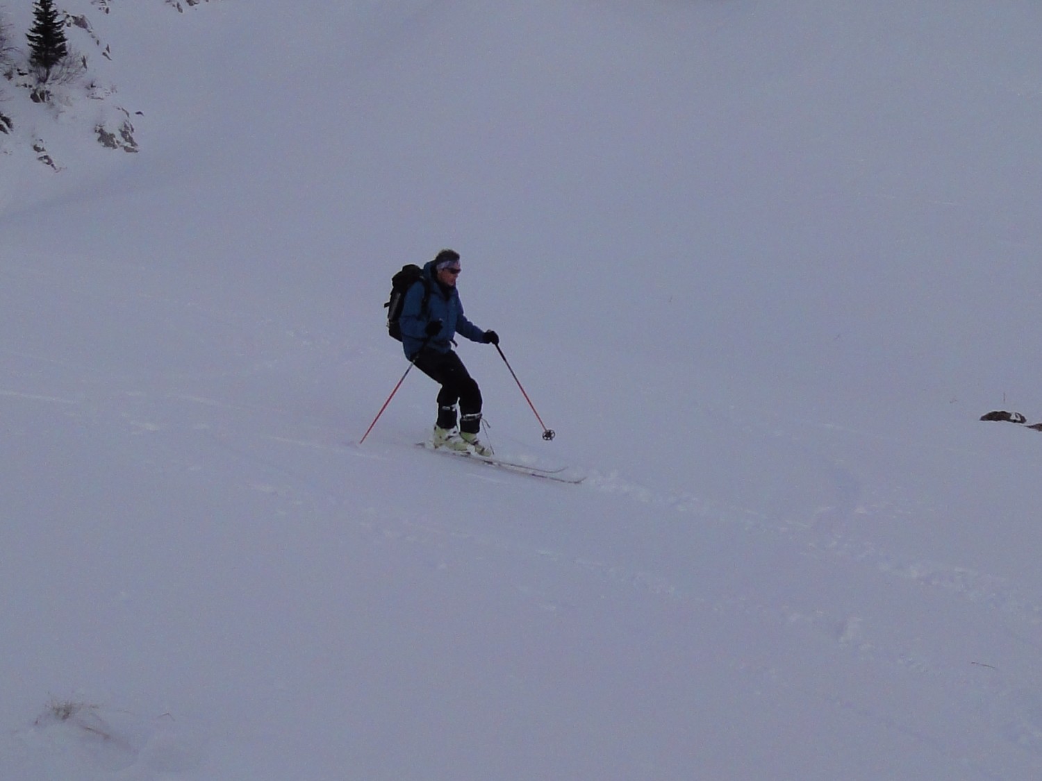 Descente poudreuse sur les chalets de Bise