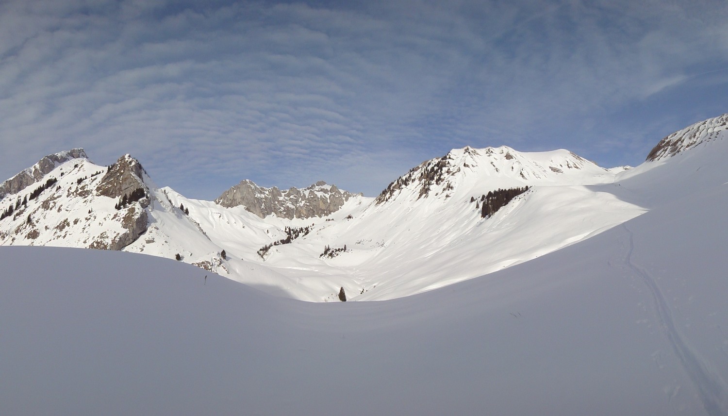 Au-dessus de Bise, montée au col d'Ugeon à droite