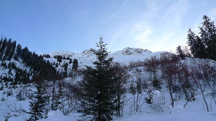 au centre la croix, à droite le sommet S