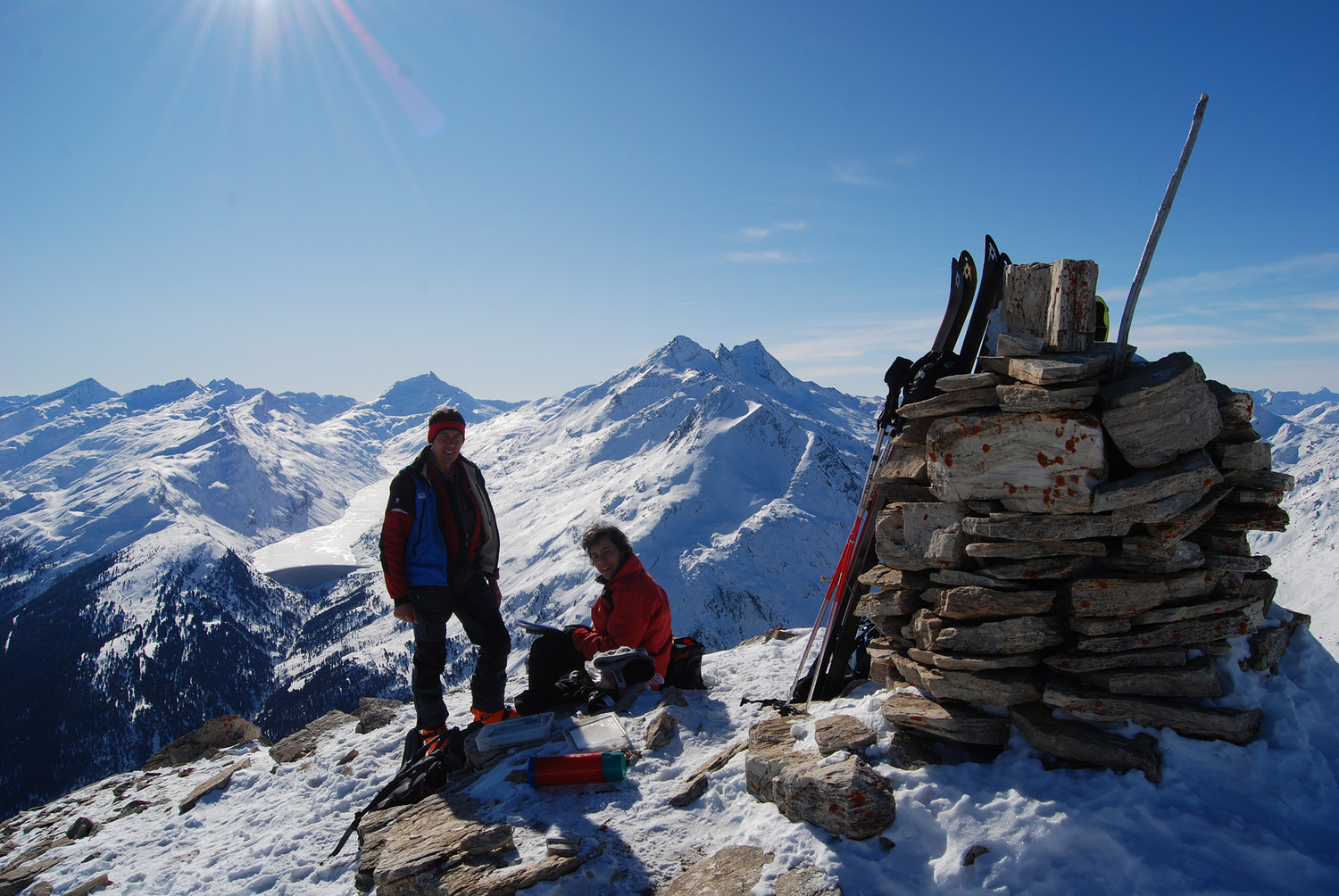 In cima al piz la Mazza 2815 m con la Valle di Lei ed il Pizzo Stella 3163 m e Pizzo d'Emet 3209 m a dx.