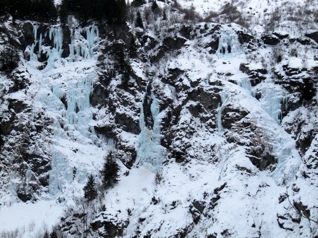 Avis aux amateurs de cascade : il y a de quoi faire sous le refuge Jean Collet...