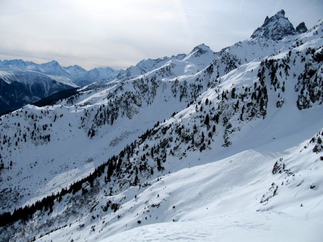 Premier plan : vallon de la Brèche de l'Homme. Second plan : vallon du col de la Pierre et du col de Roche Noire