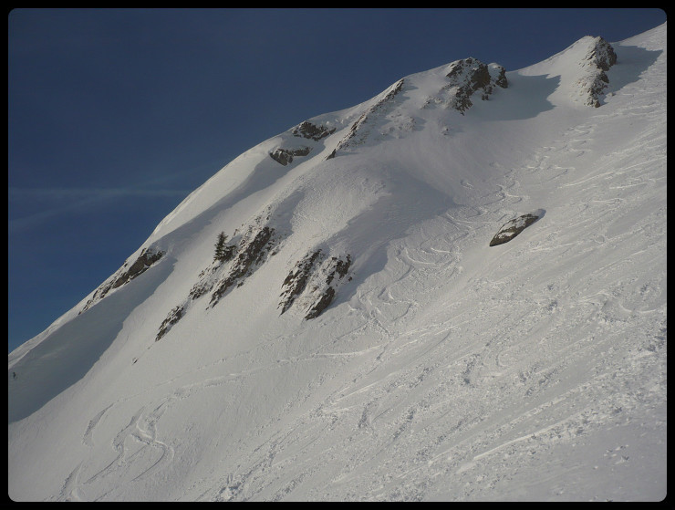 Les couloirs qui descendent de Replan, repérés à la montée