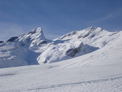 En montant au Gringelgrat : à gauche le Schwarzhoren, au centre le Col du Wart et à droite le Wildgärst (2891m), objectif du lendemain. En montant au Gringelgrat : à gauche le Schwarzhoren, au centre le Col du Wart et à droite le Wildgärst (2891m), objectif du lendemain.