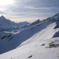 Sommet du Grindelgrat : Mönsch (4107m) et Eiger (3970m) à gauche, Schwarzhoren à droite
