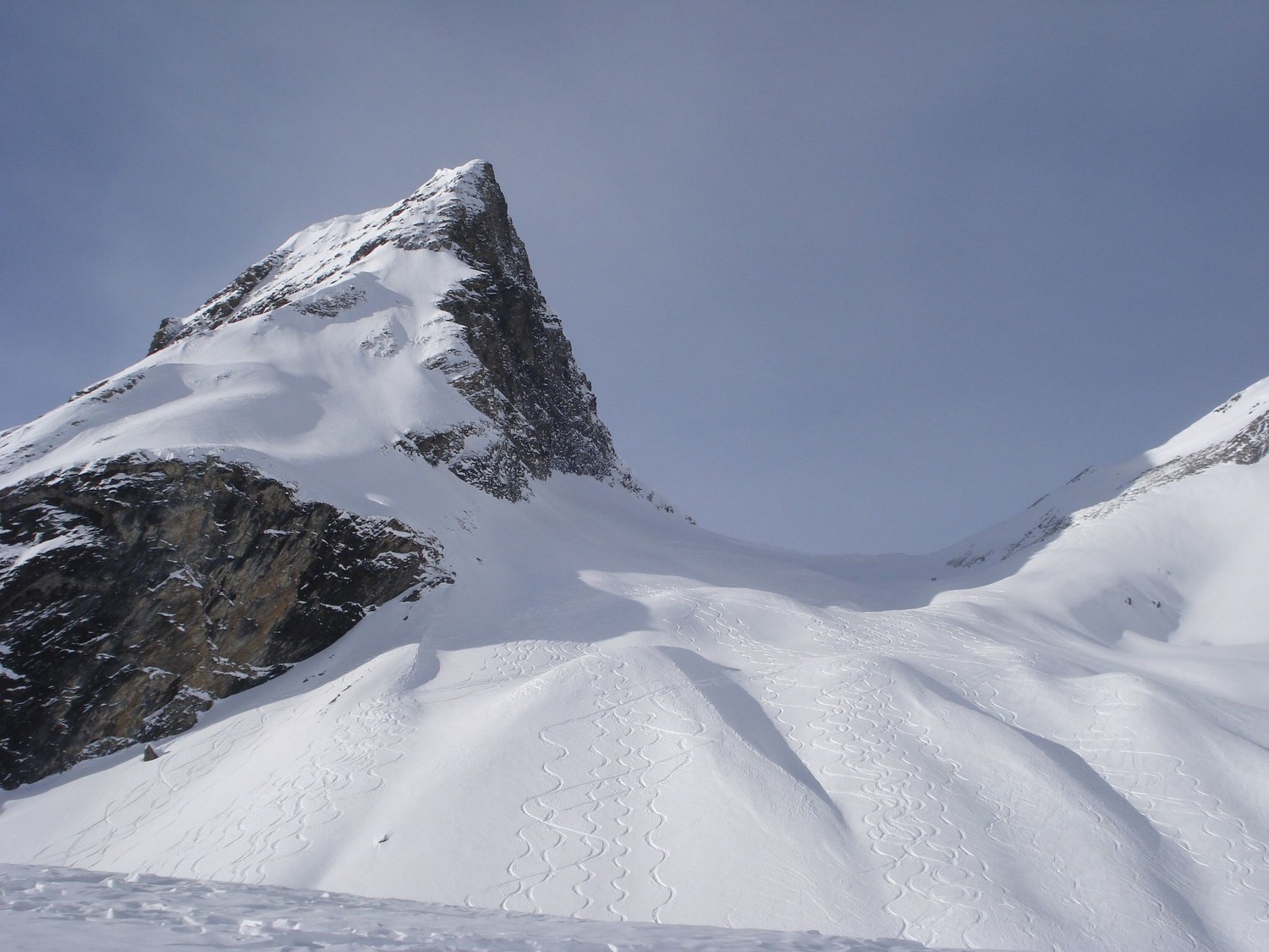 Belles traces de descente dans le couloir du Col du Wart