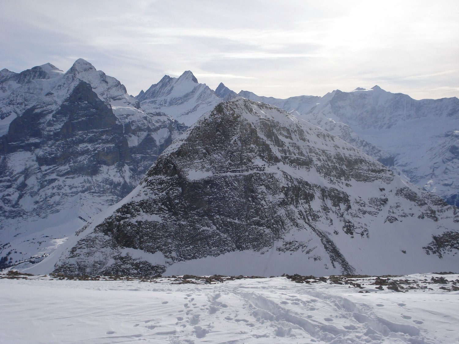 Sommet du Wildgärst : Schwarzhoren, et en arrière-plan, Wetterhorn (3704m), Schreckhorn (4078m), Finsteraarhorn (4274m) et Fiescherhorn
