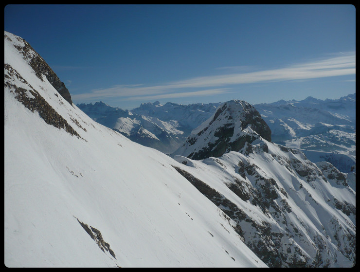 Dans le haut de la face Sud, au niveau du sommet Est du Roc, il est temps de cramponner