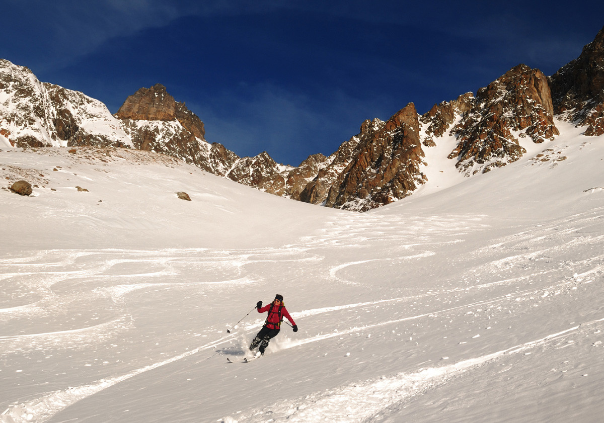 Agnès rééduque son dos sur le glacier du Rossfirn à la descente du Zwächten (Uri - Suisse Centrale)