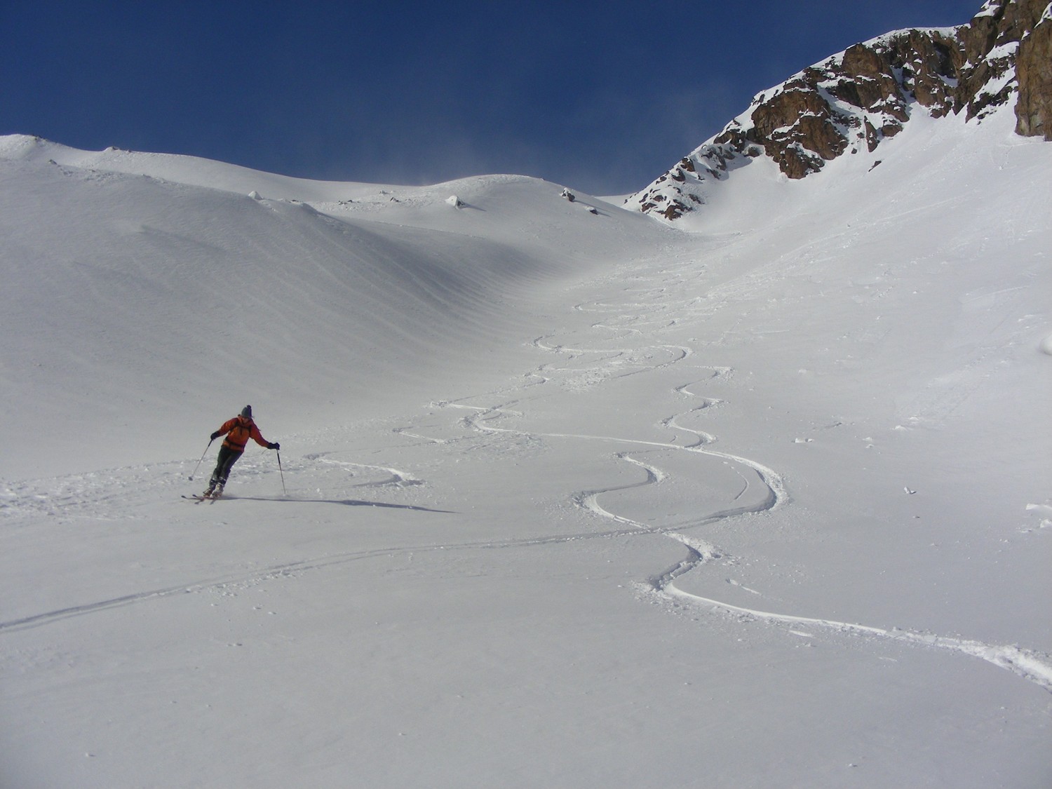 Du bon ski dans le goulet de contournement de la moraine