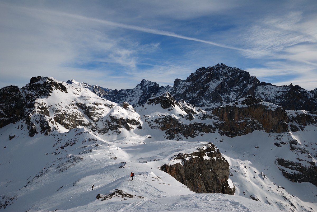 Descente du Balmeten (Uri) vers le Col 2252m. Au fond, le Gross Windgallen