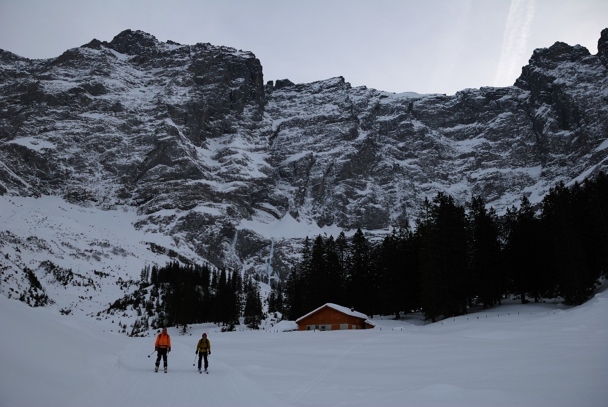 Descente du Brunnital sur Unterschächen (Uri). Au fond, les 1000m de la face N du Gross Ruchen