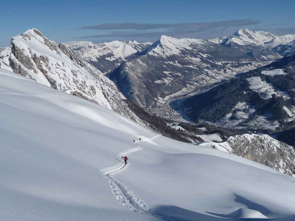 Montée Tournette, au fond le Lachat de Thônes