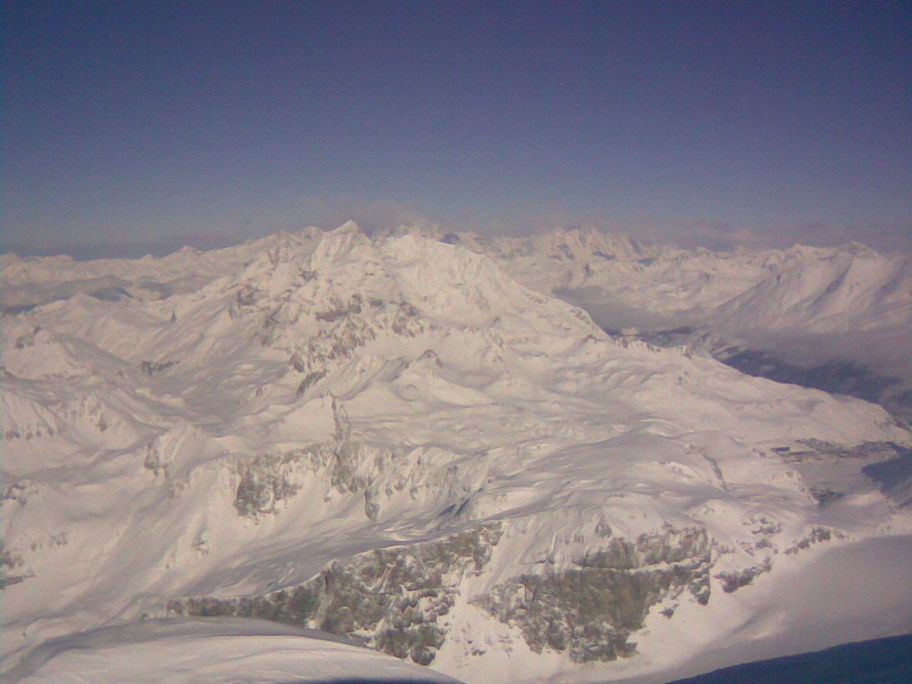 Premier plan le Mont Pourri,derrière le Mont-Blanc dans son grand nuage blanc, brr... il fait froid
