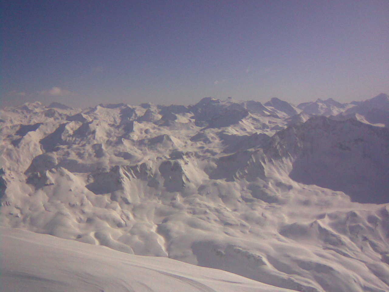 Plein de sommets blancs à perte de vue, on dirait le Pamir mais en plus petit