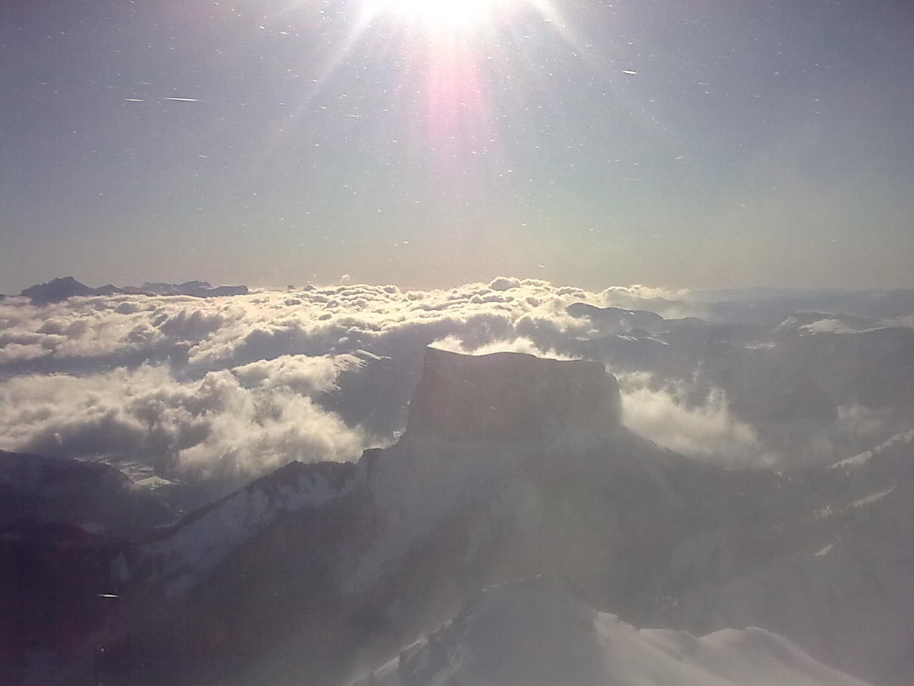 le mont aiguille resiste au vent du nord