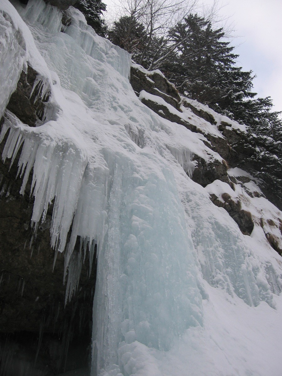 Au pied de la cascade en 4 du secteur de gauche de Prétairié