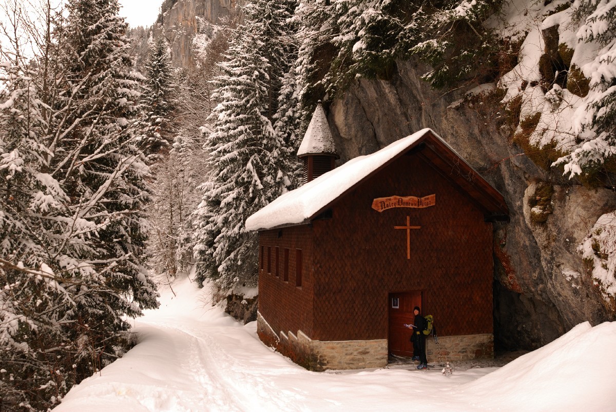 Chapelle ND de Paraz, sur la route d'Ubine