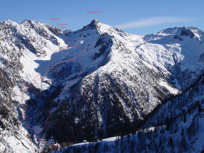 La Valle di Cuminello con le varie possibilità sciistiche. La Valle di Cuminello con le varie possibilità sciistiche.