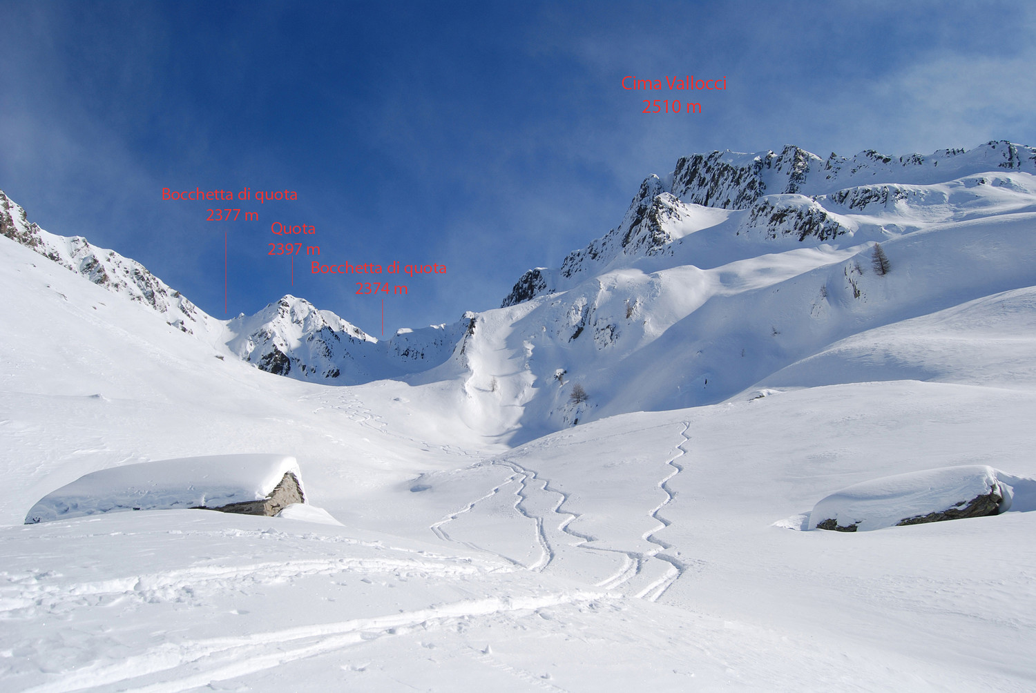 Le varie quote e bocchette dell'alta Valle di Cuminello, dalla baita di quota 2167 m.
