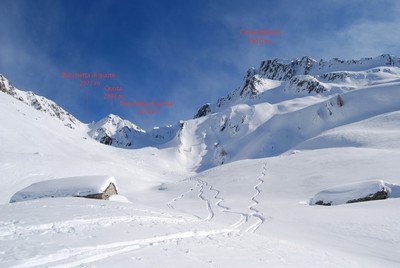 Le varie quote e bocchette dell'alta Valle di Cuminello, dalla baita di quota 2167 m. Le varie quote e bocchette dell'alta Valle di Cuminello, dalla baita di quota 2167 m.