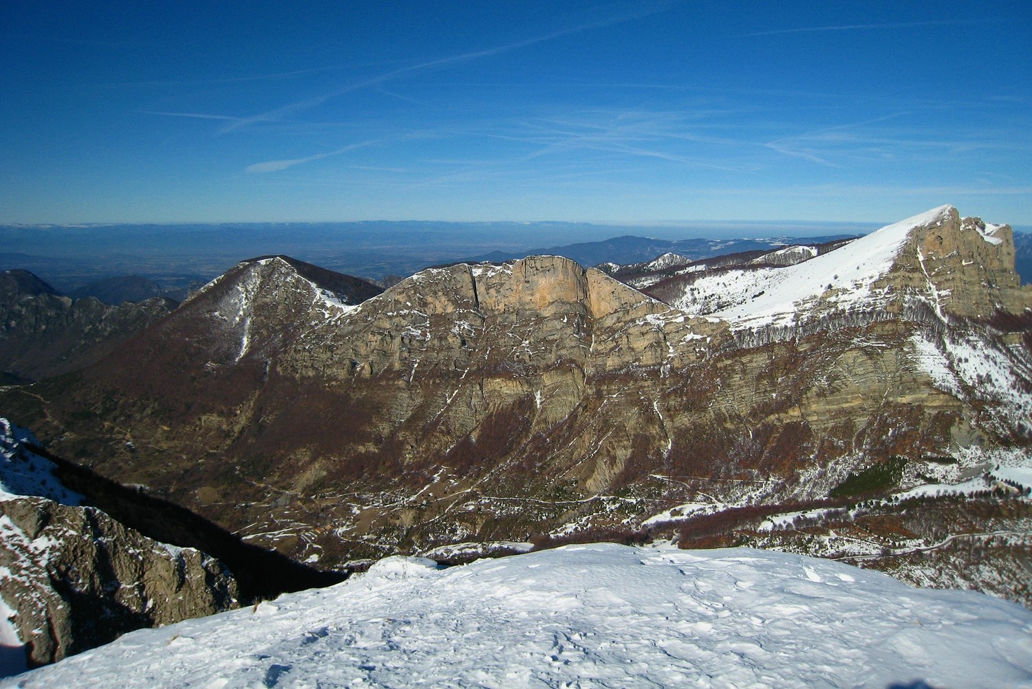 Le Synclinal de Saoû (Roche Rousse au centre) vu de Grand Delmas