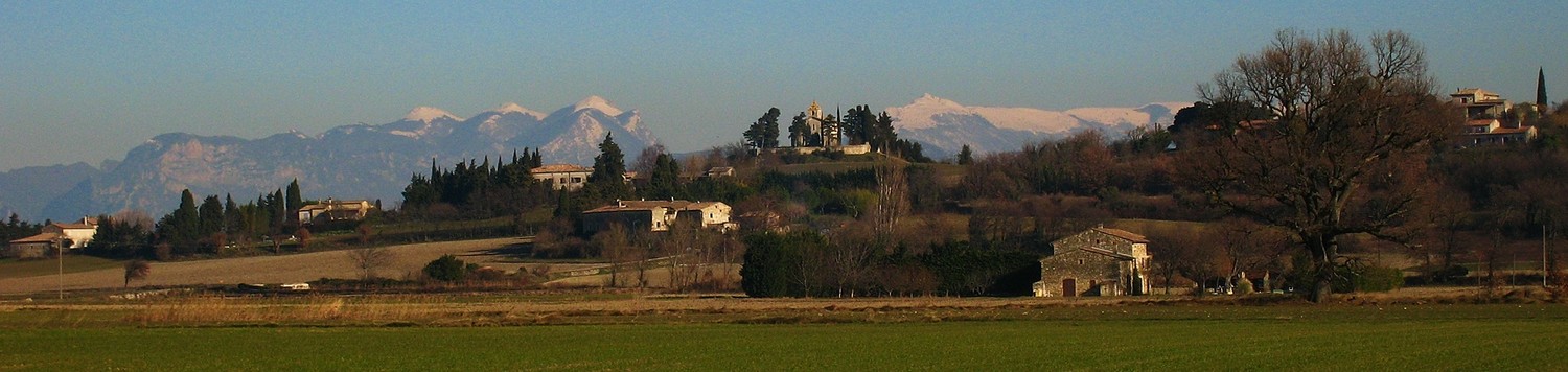 Dernier regard sur le Grand Delmas (à D) et le synclinal de Saoû (à G) avec la chapelle de la Laupie (au centre)