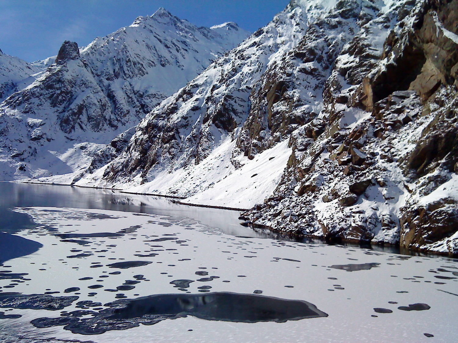 L'étang de Soulcem vu depuis le barrage en hiver
