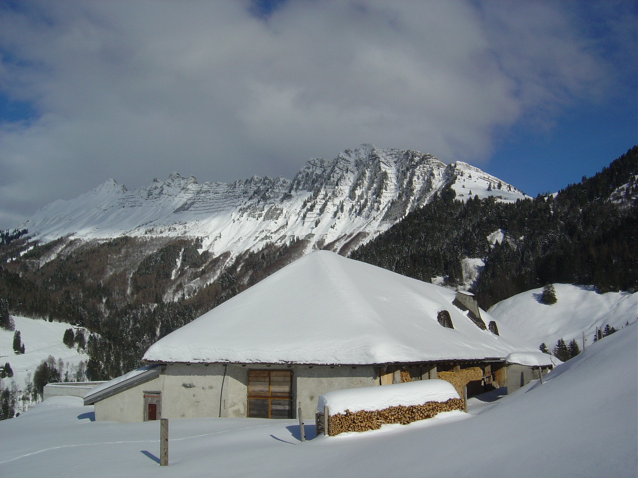 Le chalet des Gresaleys et la chaîne des Verraux
