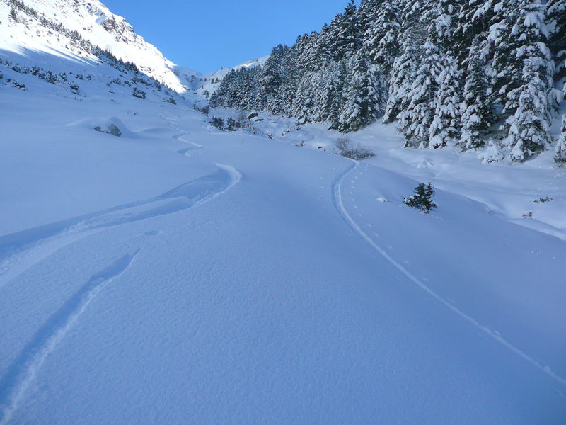 Dans la Combe de Bergouey vers 1600 m: à droite l'ascenseur de montée; à gauche, la descente.