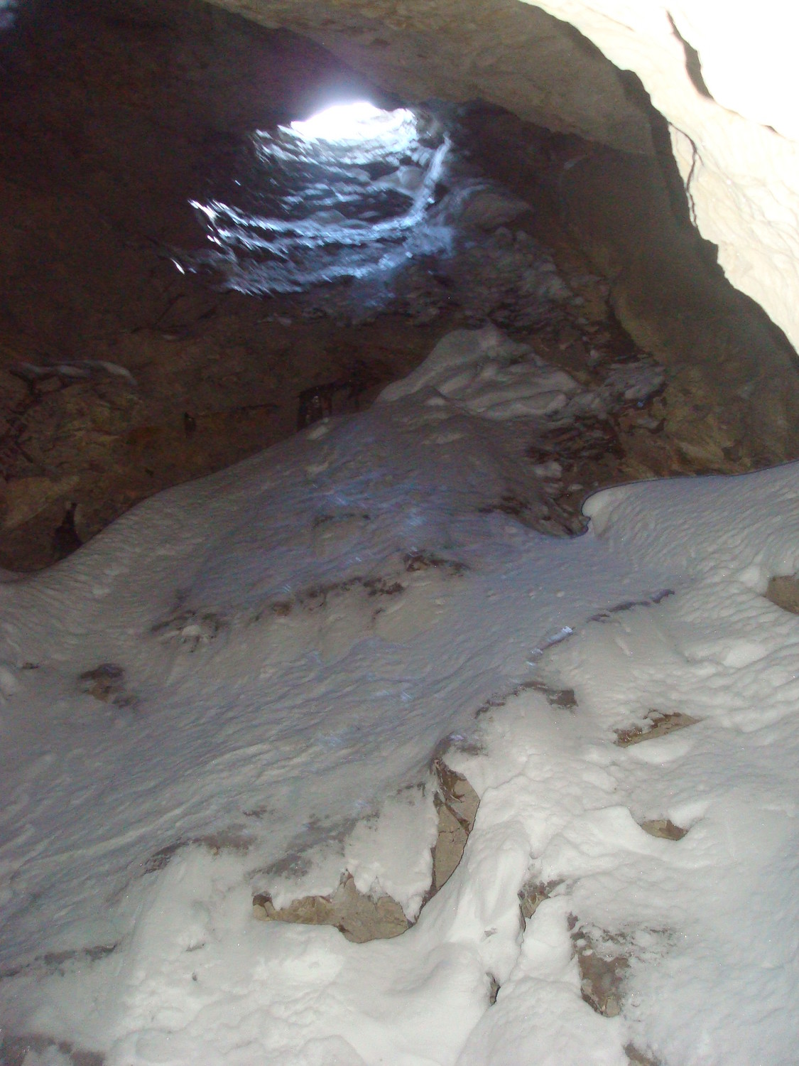 Chute, choc et glissade le long de cette paroi.